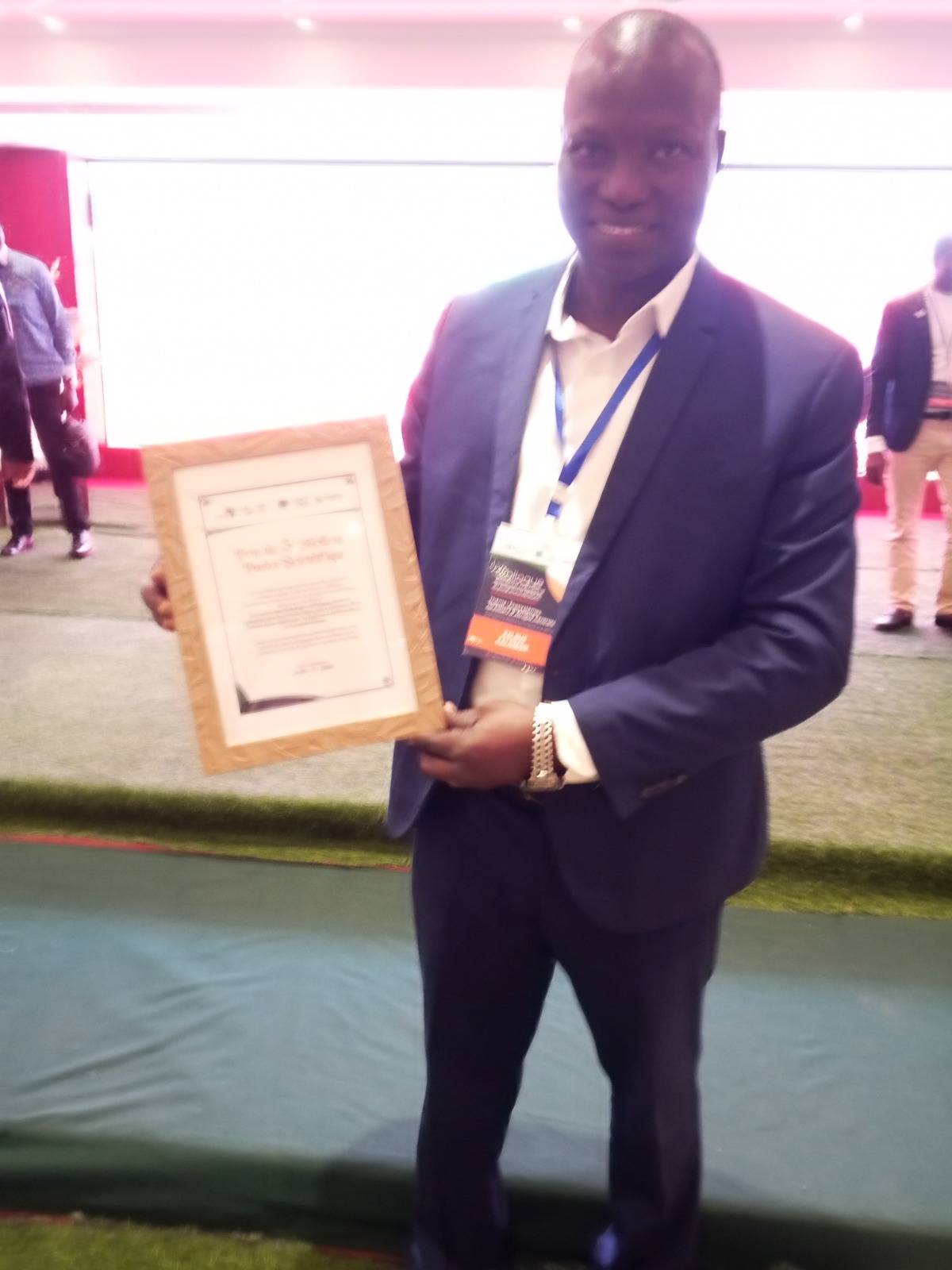 L'heureux gagnant du prix scientifique au colloque Ressac au Gabon 